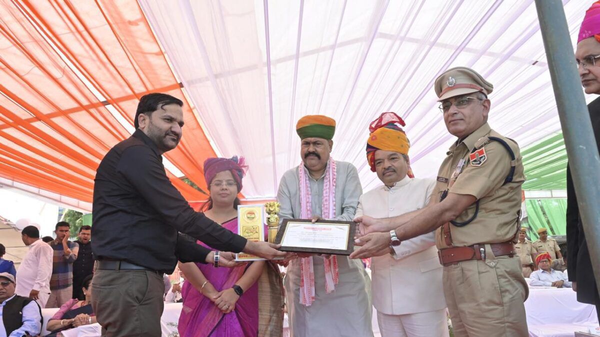 पावटा अस्पताल की बेहतर सेवाओं पर लगी मुहर, पीएमओ डॉ. रवि बंसल जिला स्तर पर सम्मानित पावटा अस्पताल की बेहतर सेवाओं पर लगी मुहर, पीएमओ डॉ. रवि बंसल जिला स्तर पर सम्मानित