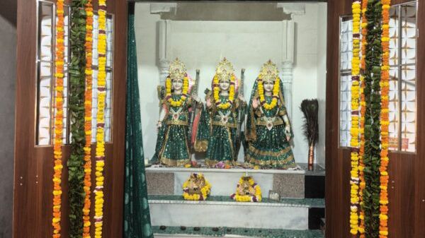 पावटा क्षेत्र के सीताराम मंदिर में गन्ने के रस से हुआ महाभिषेक पावटा क्षेत्र के सीताराम मंदिर में गन्ने के रस से हुआ महाभिषेक