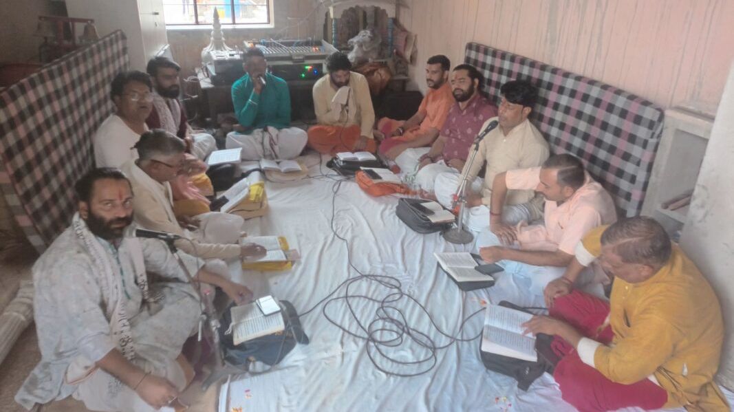 पावटा क्षेत्र के सीताराम मंदिर में गन्ने के रस से हुआ महाभिषेक पावटा क्षेत्र के सीताराम मंदिर में गन्ने के रस से हुआ महाभिषेक