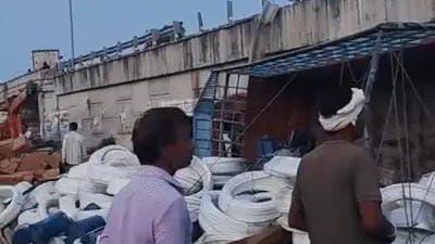 पावटा में ट्रक-पिकअप भिड़ंत के बाद पुलिया से नीचे गिरे