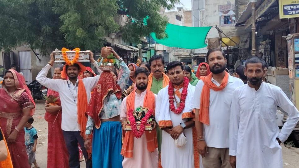 पावटा कस्बे में राधे-राधे की जयघोष और पुष्पवर्षा के बीच निकली कलश यात्रा पावटा कस्बे में राधे-राधे की जयघोष और पुष्पवर्षा के बीच निकली कलश यात्रा