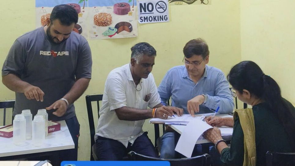 पावटा में त्योहारों से पहले खाद्य विभाग की बड़ी कार्रवाई, 25 किलो दूषित मिठाइयां नष्ट pavta mein tyoharon se pehle khadya vibhag ki badi karvai