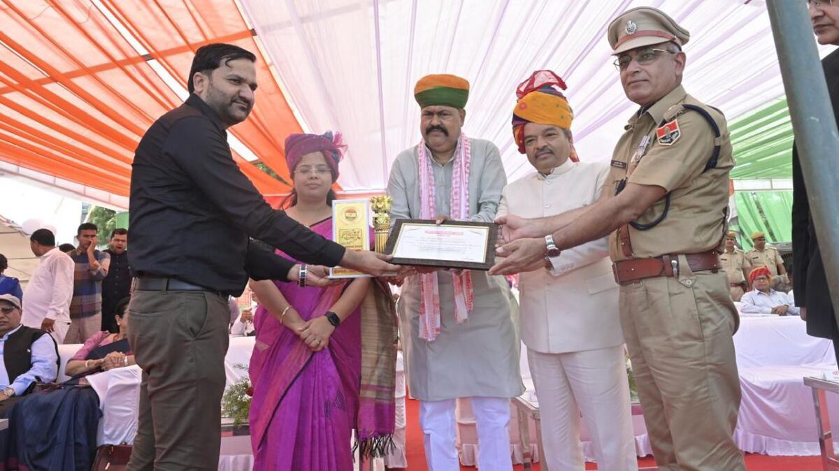 पावटा अस्पताल की बेहतर सेवाओं पर लगी मुहर, पीएमओ डॉ. रवि बंसल जिला स्तर पर सम्मानित पावटा अस्पताल की बेहतर सेवाओं पर लगी मुहर, पीएमओ डॉ. रवि बंसल जिला स्तर पर सम्मानित