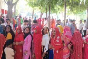 कोटपूतली में ईवीएम खराब होने से मतदान प्रभावित, बूथों पर लगी मतदाताओं की कतार