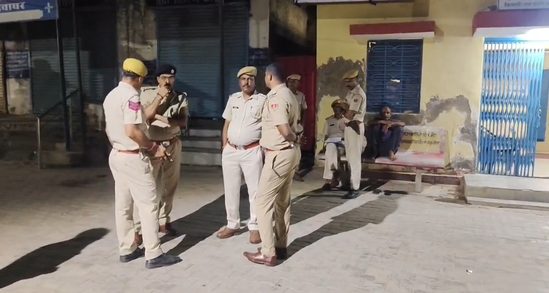कोटपूतली : आधी रात पुलिस छावनी में तब्दील हुआ अस्पताल, प्रसूता की मौत के बाद ‘मौताणे’ पर मचा घमासान कोटपूतली : आधी रात पुलिस छावनी में तब्दील हुआ अस्पताल,