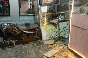 नीमराना रेस्टोरेंट में खड़ी बाइक पर चढ़ी सरकारी गाड़ी, पुलिस ने कार कब्जे में ली