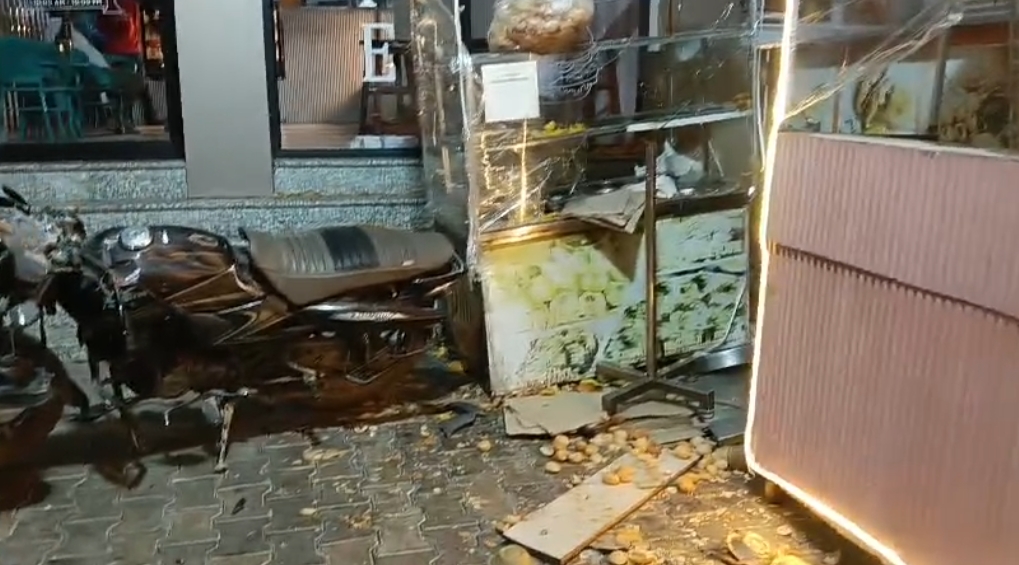 नीमराना रेस्टोरेंट में खड़ी बाइक पर चढ़ी सरकारी गाड़ी, पुलिस ने कार कब्जे में ली