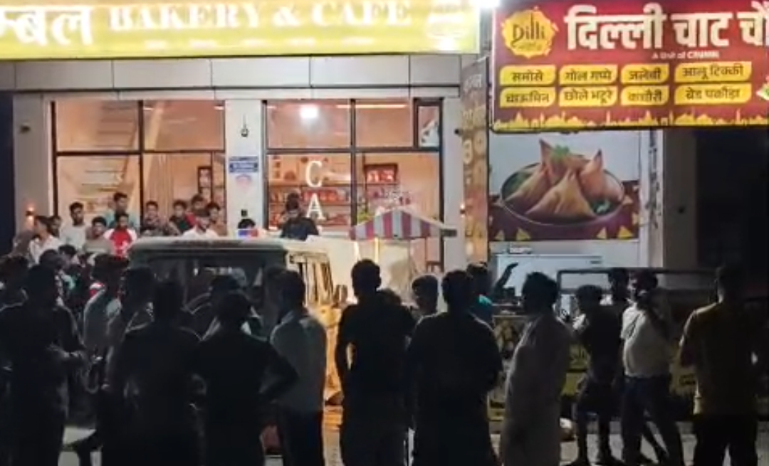 नीमराना रेस्टोरेंट में खड़ी बाइक पर चढ़ी सरकारी गाड़ी, पुलिस ने कार कब्जे में ली