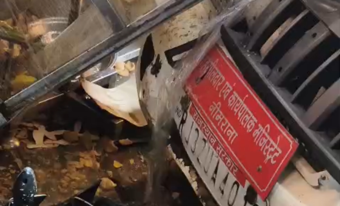 नीमराना रेस्टोरेंट में खड़ी बाइक पर चढ़ी सरकारी गाड़ी, पुलिस ने कार कब्जे में ली