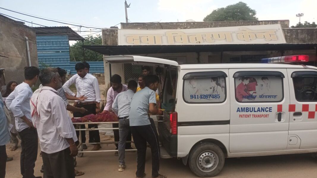 ब्रेक फेल होने से हुआ हादसा, महिला-बच्चे समेत तीन जयपुर रेफर