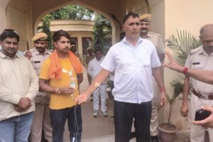 पावटा में ड्रिप लगी हालत में प्रागपुरा थाने के गेट पर लेट गए पूर्व सरपंच, मारपीट का लगाया आरोप