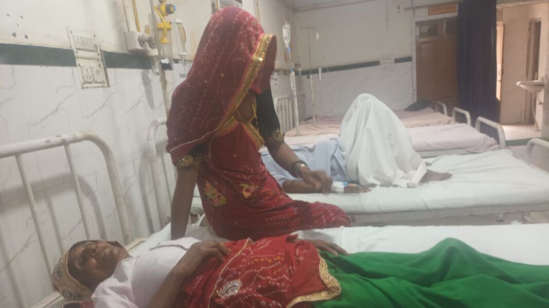 ब्रेक फेल होने से हुआ हादसा, महिला-बच्चे समेत तीन जयपुर रेफर