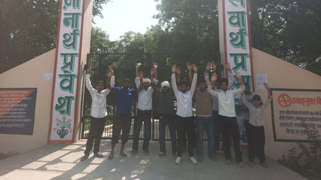 स्कूल में छात्रा से छेड़छाड़ का मामला, ग्रामीणों ने गेट पर ताला लगाकर किया विरोध