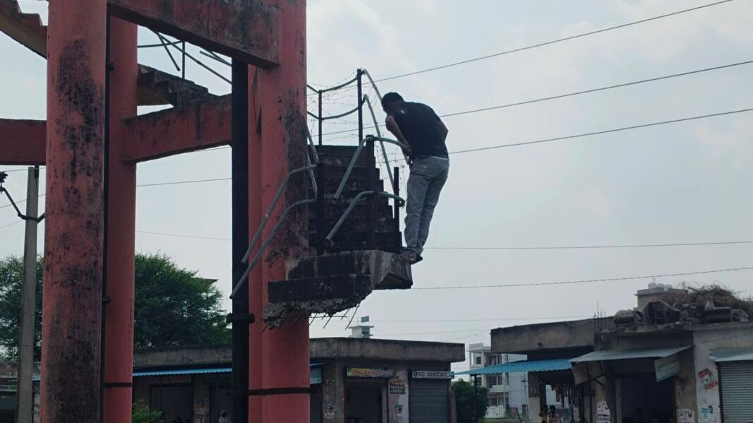 पावटा में उच्च जलाशय टंकी पर युवक का हंगामा, दो घंटे की मशक्कत के बाद उतरा नीचे