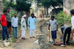 वार्ड में सफाई व्यवस्था को लेकर पार्षद विनोद यादव सक्रिय, गलियों का किया औचक निरीक्षण