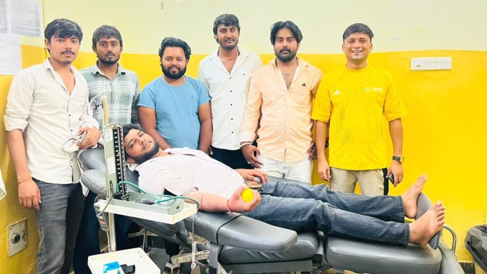 कोटपूतली-बहरोड़ जिले में कर्नल बैंसला जयंती व विधायक ललित यादव के जन्मदिन पर स्वैच्छिक रक्तदान कोटपूतली-बहरोड़ जिले में कर्नल बैंसला जयंती व विधायक ललित यादव के जन्मदिन पर स्वैच्छिक रक्तदान