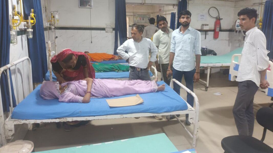 ब्रेक फेल होने से हुआ हादसा, महिला-बच्चे समेत तीन जयपुर रेफर