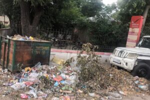पावटा में चुनावी वादों के बीच प्रागपुरा की सफाई व्यवस्था पर सवाल, कचरे से अटे पड़े डस्टबिन