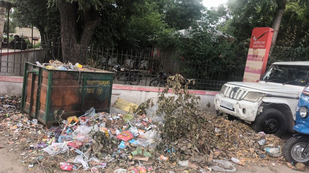 पावटा में चुनावी वादों के बीच प्रागपुरा की सफाई व्यवस्था पर सवाल, कचरे से अटे पड़े डस्टबिन पावटा में चुनावी वादों के बीच प्रागपुरा की सफाई व्यवस्था पर सवाल, कचरे से अटे पड़े डस्टबिन