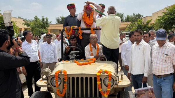 पावटा में ढोल-नगाड़ों के साथ निकली विदाई रैली, शिक्षक रणजीत सिंह शेखावत को ग्रामीणों ने दी भावभीनी विदाई पावटा में ढोल-नगाड़ों के साथ निकली विदाई रैली, शिक्षक रणजीत सिंह शेखावत को ग्रामीणों ने दी भावभीनी विदाई