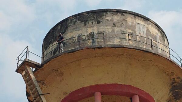 पावटा में उच्च जलाशय टंकी पर युवक का हंगामा, दो घंटे की मशक्कत के बाद उतरा नीचे