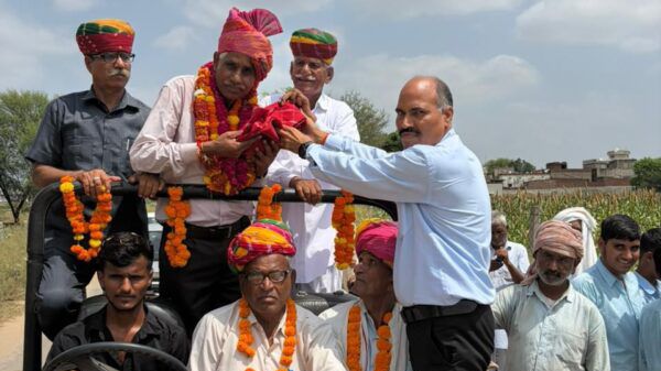 पावटा में ढोल-नगाड़ों के साथ निकली विदाई रैली, शिक्षक रणजीत सिंह शेखावत को ग्रामीणों ने दी भावभीनी विदाई पावटा में ढोल-नगाड़ों के साथ निकली विदाई रैली, शिक्षक रणजीत सिंह शेखावत को ग्रामीणों ने दी भावभीनी विदाई