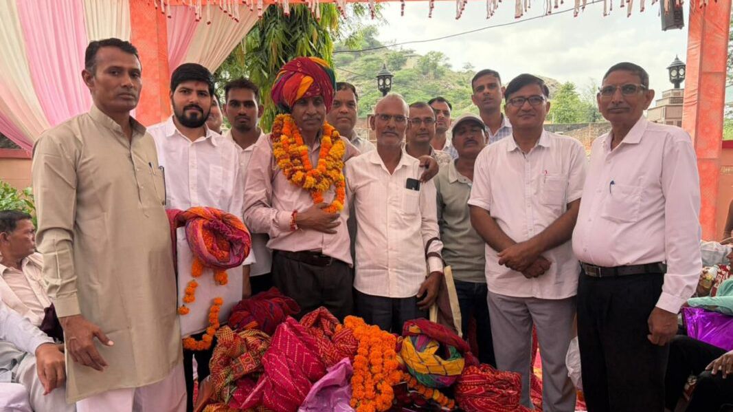पावटा में ढोल-नगाड़ों के साथ निकली विदाई रैली, शिक्षक रणजीत सिंह शेखावत को ग्रामीणों ने दी भावभीनी विदाई पावटा में ढोल-नगाड़ों के साथ निकली विदाई रैली, शिक्षक रणजीत सिंह शेखावत को ग्रामीणों ने दी भावभीनी विदाई