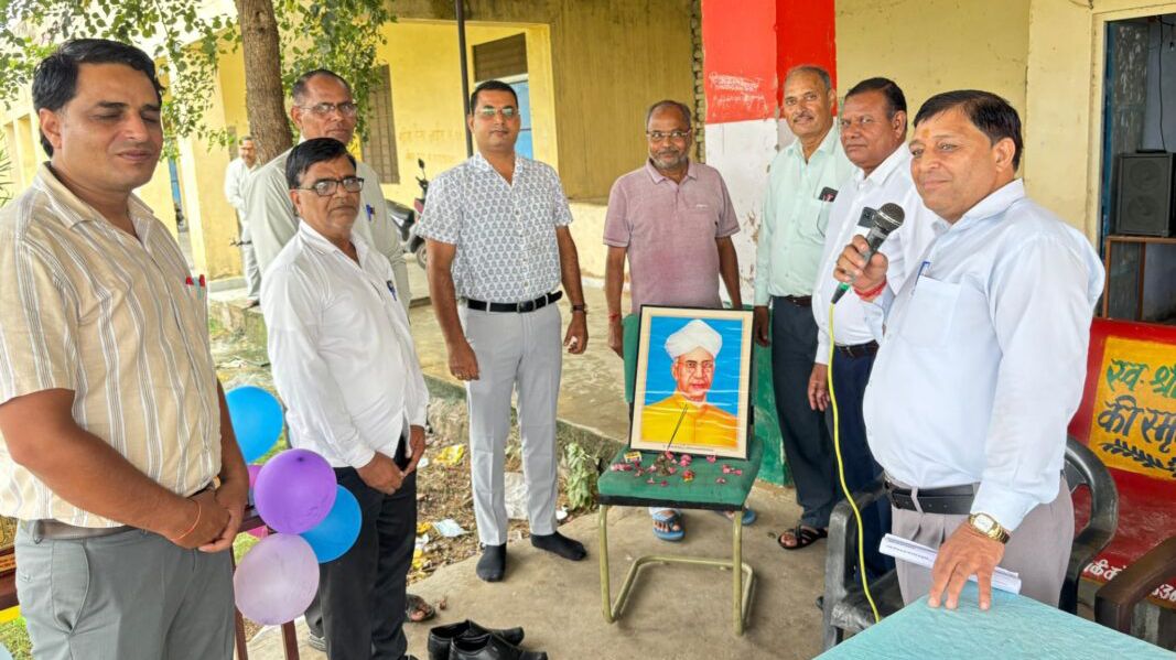 पावटा में विद्यार्थियों ने तिलक व पुष्पवर्षा से शिक्षकों को दिया सम्मान, डॉ. राधाकृष्णन के जीवन से प्रेरणा लेने का किया आह्वान पावटा में विद्यार्थियों ने तिलक व पुष्पवर्षा से शिक्षकों को दिया सम्मान, डॉ. राधाकृष्णन के जीवन से प्रेरणा लेने का किया आह्वान