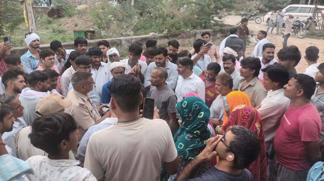 पावटा में उच्च जलाशय टंकी पर युवक का हंगामा, दो घंटे की मशक्कत के बाद उतरा नीचे