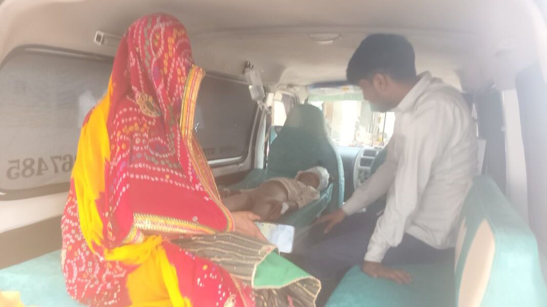 ब्रेक फेल होने से हुआ हादसा, महिला-बच्चे समेत तीन जयपुर रेफर