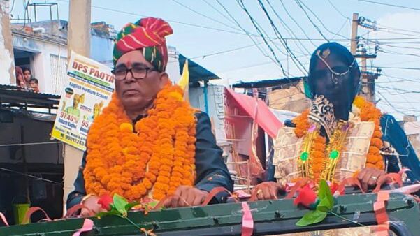 पावटा में जयपुर से सेवानिवृत्त होकर आये हेड कांस्टेबल बनवारी लाल पहाड़ीवाल का भव्य स्वागत