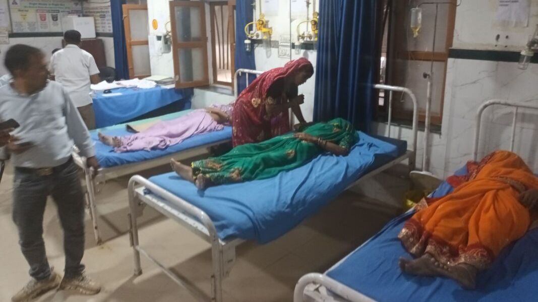 ब्रेक फेल होने से हुआ हादसा, महिला-बच्चे समेत तीन जयपुर रेफर