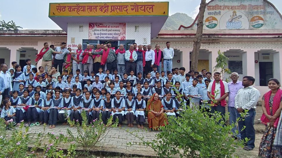 जन्मभूमि लौटे भामाशाह गोयल परिवार ने कारोली स्कूल को फिर दिया विकास का उपहार जन्मभूमि लौटे भामाशाह गोयल परिवार ने कारोली स्कूल को फिर दिया विकास का उपहार