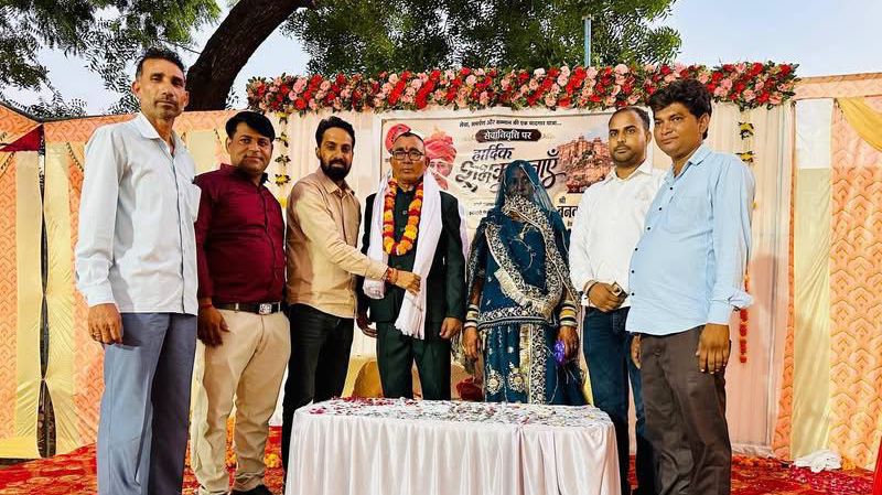 पावटा में जयपुर से सेवानिवृत्त होकर आये हेड कांस्टेबल बनवारी लाल पहाड़ीवाल का भव्य स्वागत