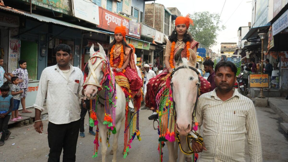 पावटा में गणेश चतुर्थी की धूम, शाही लवाजमे के साथ निकली शोभायात्रा पावटा में गणेश चतुर्थी की धूम, शाही लवाजमे के साथ निकली शोभायात्रा
