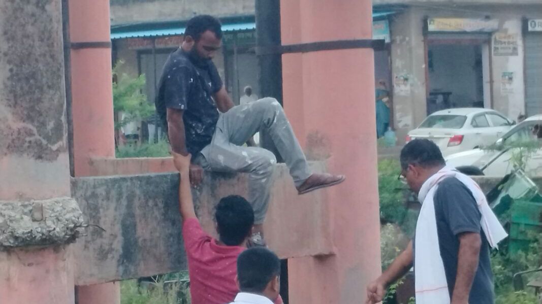 पावटा में उच्च जलाशय टंकी पर युवक का हंगामा, दो घंटे की मशक्कत के बाद उतरा नीचे