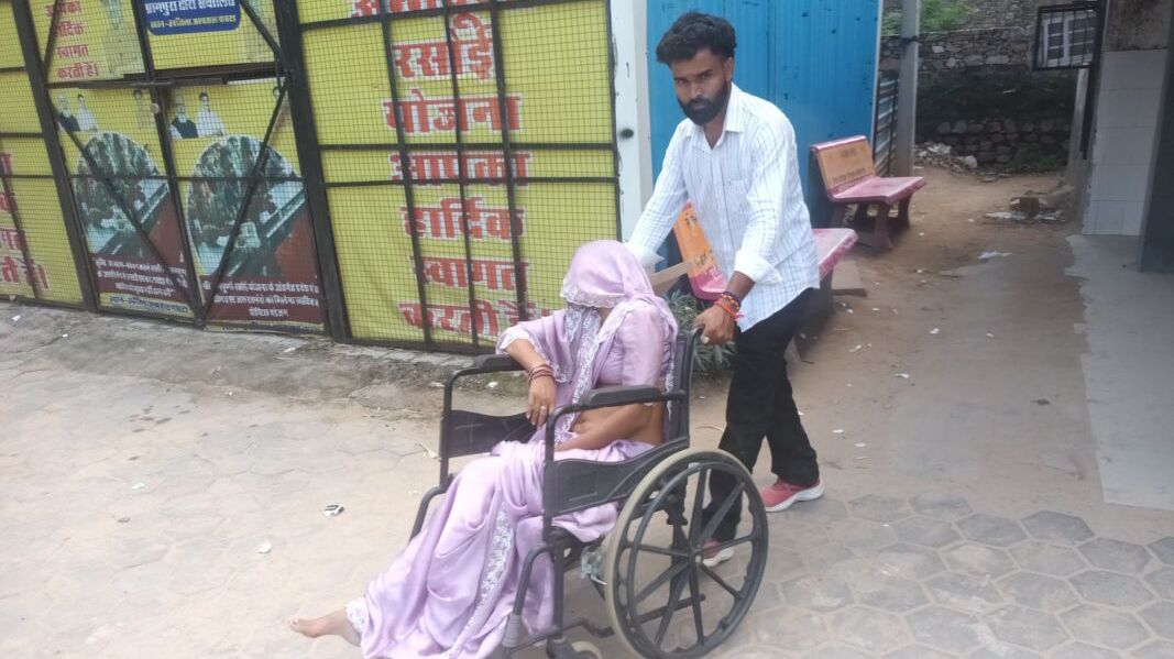 ब्रेक फेल होने से हुआ हादसा, महिला-बच्चे समेत तीन जयपुर रेफर