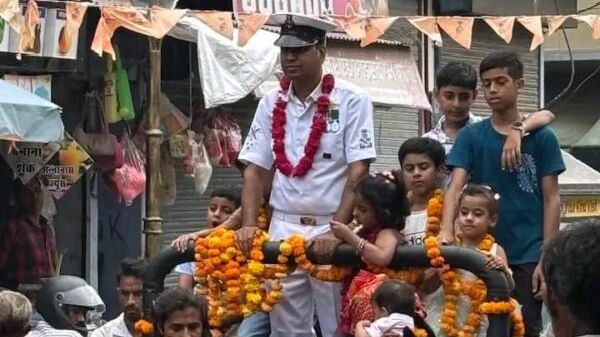 पावटा के लाल ने समुद्र की गहराइयों में निभाया राष्ट्रधर्म, 15 साल बाद हुई घर वापसी पावटा के लाल ने समुद्र की गहराइयों में निभाया राष्ट्रधर्म, 15 साल बाद हुई घर वापसी