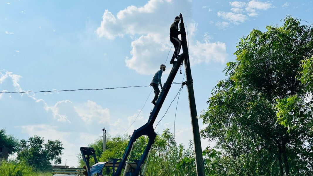 मातृशक्ति का तारा पूतली के नेतृत्व में धरना, नए पोल-डीपी और तार लगाने के बाद शाकंभरी विहार कॉलोनी में लौटी रोशनी मातृशक्ति का तारा पूतली के नेतृत्व में धरना, नए पोल-डीपी और तार लगाने के बाद शाकंभरी विहार कॉलोनी में लौटी रोशनी