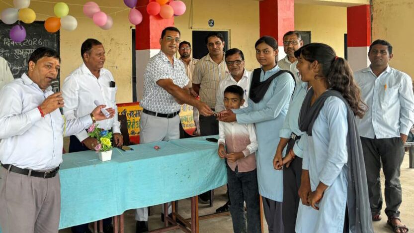 पावटा में विद्यार्थियों ने तिलक व पुष्पवर्षा से शिक्षकों को दिया सम्मान, डॉ. राधाकृष्णन के जीवन से प्रेरणा लेने का किया आह्वान पावटा में विद्यार्थियों ने तिलक व पुष्पवर्षा से शिक्षकों को दिया सम्मान, डॉ. राधाकृष्णन के जीवन से प्रेरणा लेने का किया आह्वान