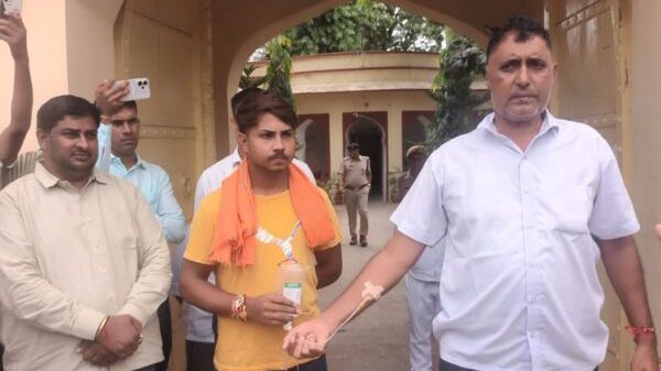 पावटा में ड्रिप लगी हालत में प्रागपुरा थाने के गेट पर लेट गए पूर्व सरपंच, मारपीट का लगाया आरोप