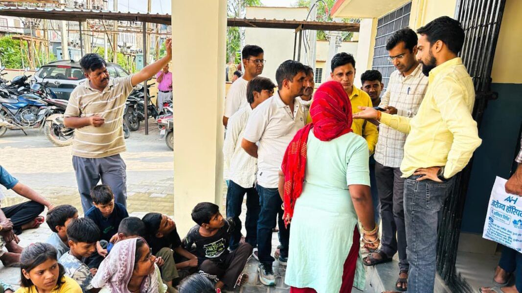 मातृशक्ति का तारा पूतली के नेतृत्व में धरना, नए पोल-डीपी और तार लगाने के बाद शाकंभरी विहार कॉलोनी में लौटी रोशनी मातृशक्ति का तारा पूतली के नेतृत्व में धरना, नए पोल-डीपी और तार लगाने के बाद शाकंभरी विहार कॉलोनी में लौटी रोशनी