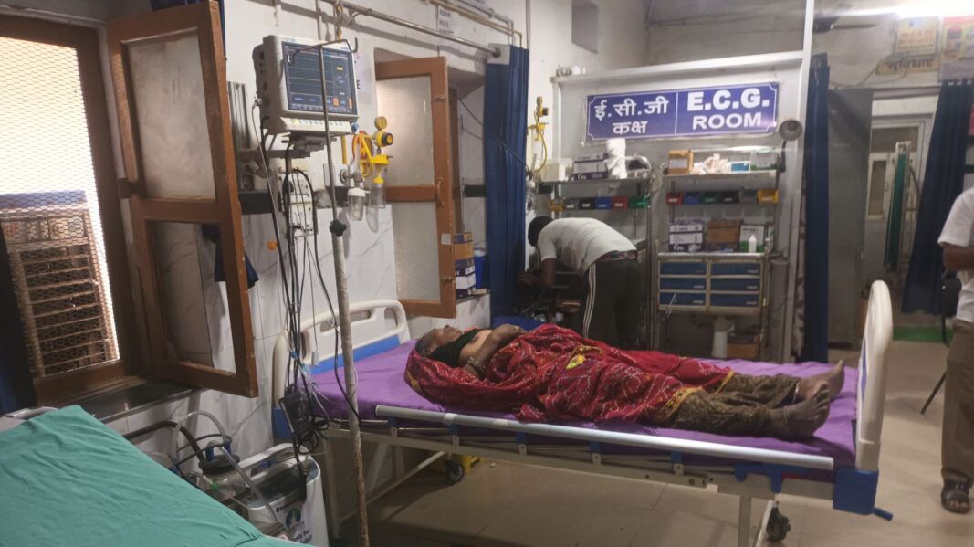 ब्रेक फेल होने से हुआ हादसा, महिला-बच्चे समेत तीन जयपुर रेफर