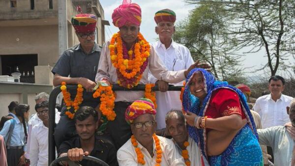 पावटा में ढोल-नगाड़ों के साथ निकली विदाई रैली, शिक्षक रणजीत सिंह शेखावत को ग्रामीणों ने दी भावभीनी विदाई पावटा में ढोल-नगाड़ों के साथ निकली विदाई रैली, शिक्षक रणजीत सिंह शेखावत को ग्रामीणों ने दी भावभीनी विदाई