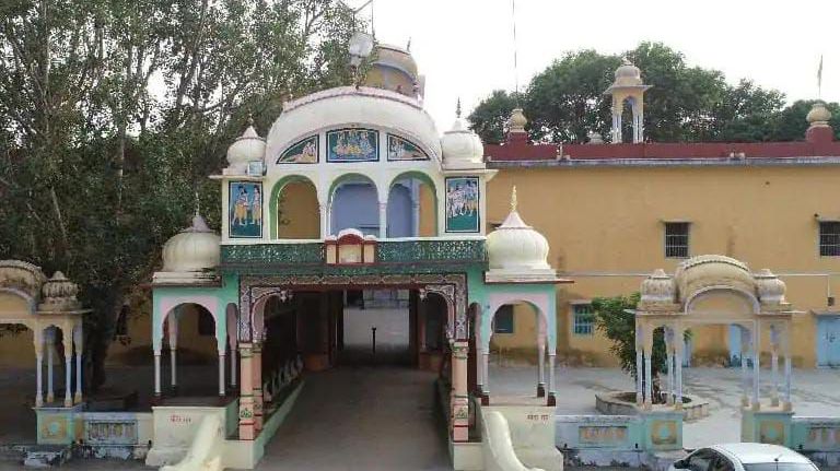 राजस्थान - हरियाणा सीमा के बाबा रामेश्वरदास धाम में प्राचीन आदमकद प्रतिमा हटाने से विवाद गहराया राजस्थान - हरियाणा सीमा के बाबा रामेश्वरदास धाम में प्राचीन आदमकद प्रतिमा हटाने से विवाद गहराया