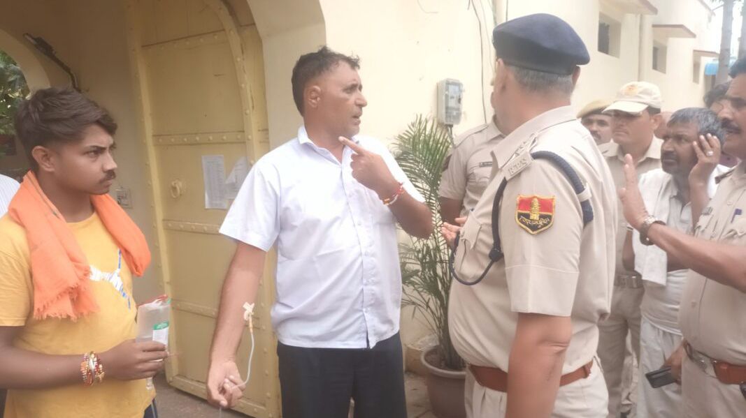 पावटा में ड्रिप लगी हालत में प्रागपुरा थाने के गेट पर लेट गए पूर्व सरपंच, मारपीट का लगाया आरोप