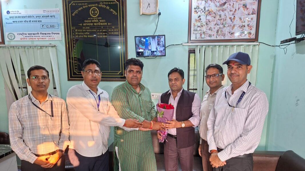 नाबार्ड टीम ने प्रागपुरा सहकारी समिति का लिया जायजा, नवाचारों की सराहना