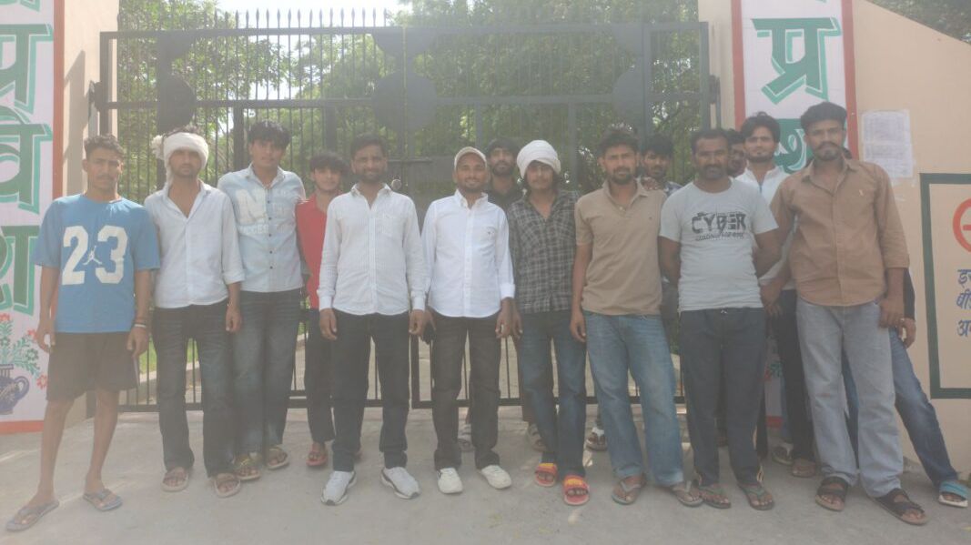 स्कूल में छात्रा से छेड़छाड़ का मामला, ग्रामीणों ने गेट पर ताला लगाकर किया विरोध