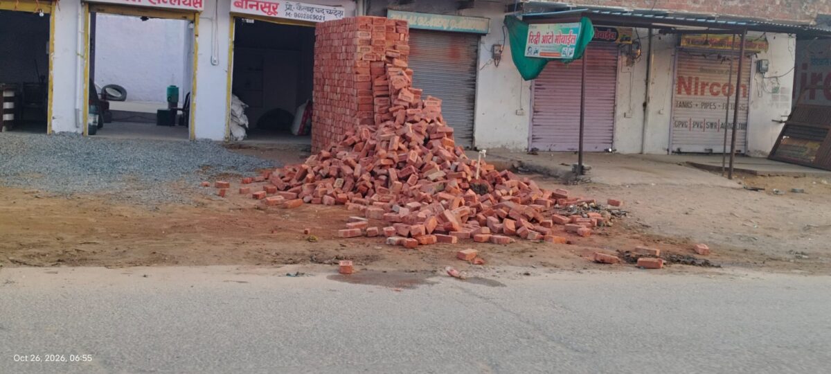 बानसूर में दुकानदार पर गिरा ईंटों का ढेर, कोटपूतली रेफर किया