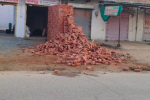 बानसूर में दुकानदार पर गिरा ईंटों का ढेर, कोटपूतली रेफर किया